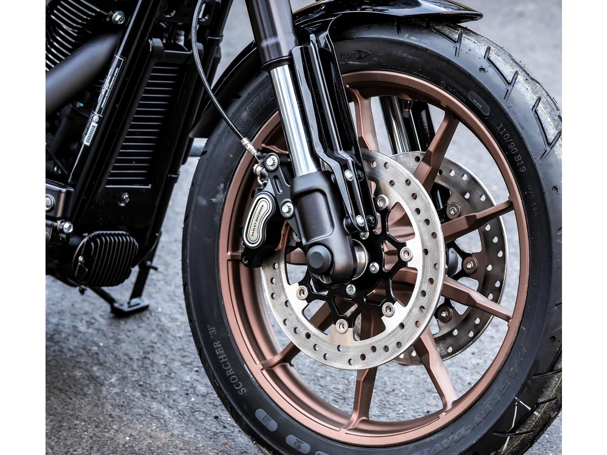 Cache axe de roue avant - Noir -  Softail  M8 fourche inversée